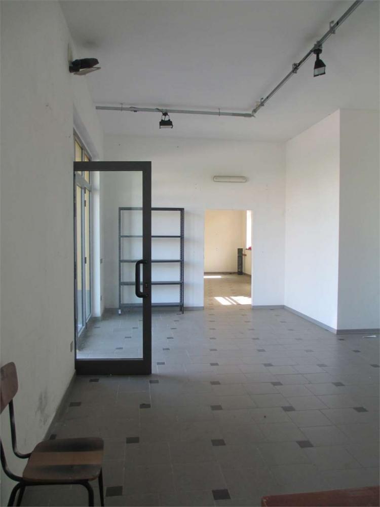 locale di sgombero in vendita a Capannori in zona Lammari