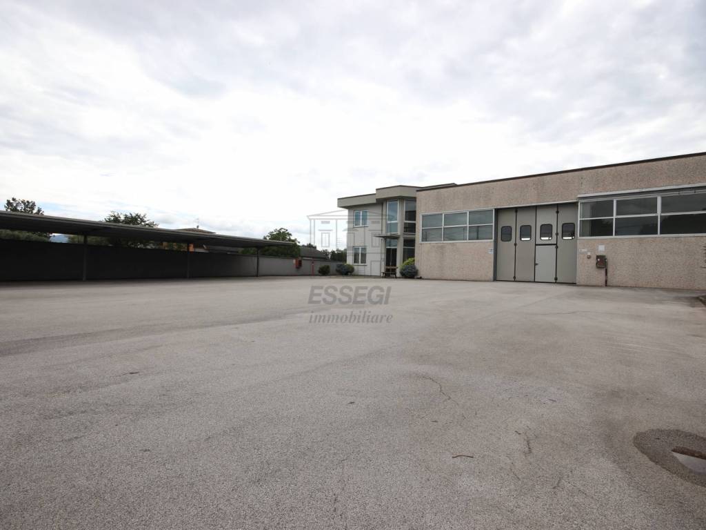 locale di sgombero in vendita a Capannori in zona Lunata