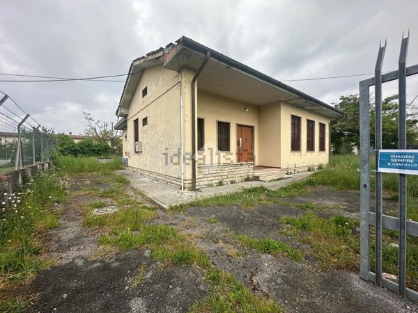 intera palazzina in vendita a Capannori in zona Guamo