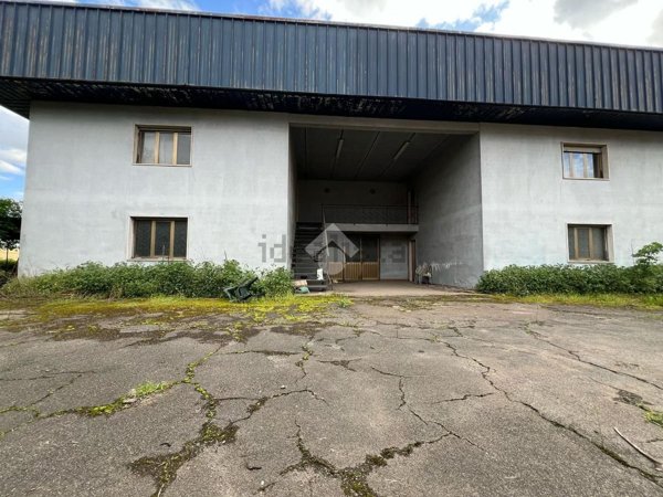 locale di sgombero in vendita a Capannori in zona Lammari