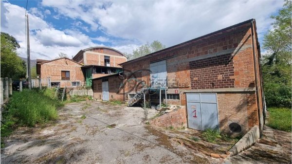 locale di sgombero in vendita a Capannori in zona Segromigno in Monte