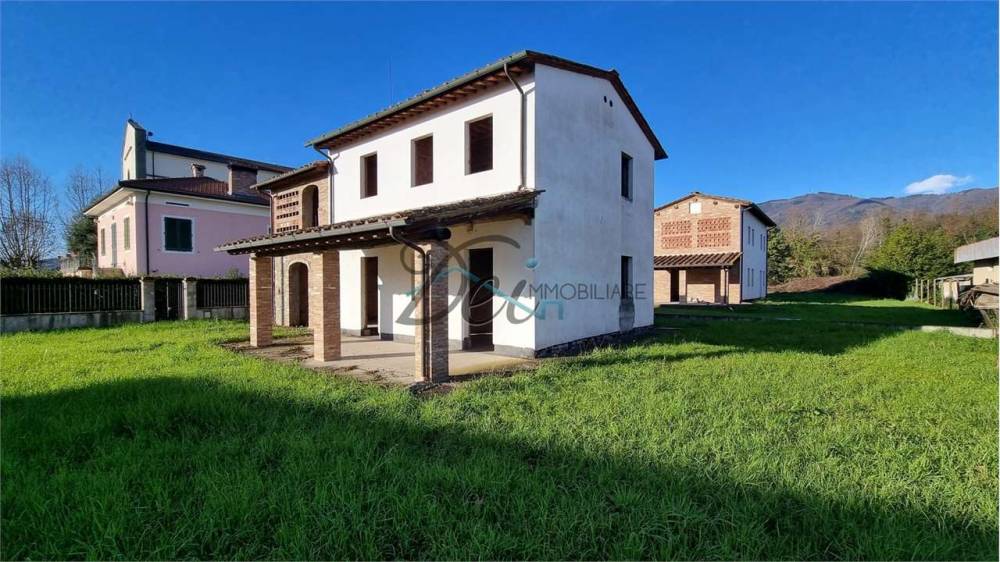 casa indipendente in vendita a Capannori in zona Lunata