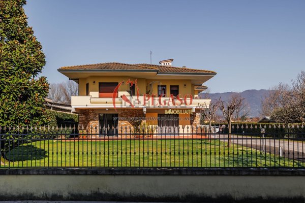 casa indipendente in vendita a Capannori in zona Lammari