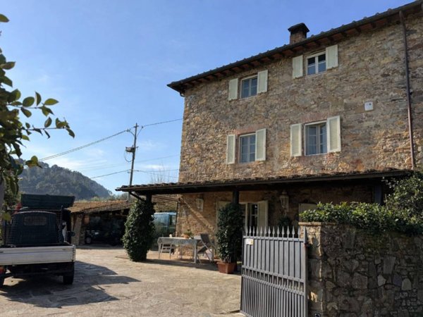 casa indipendente in vendita a Capannori in zona Castelvecchio di Compito