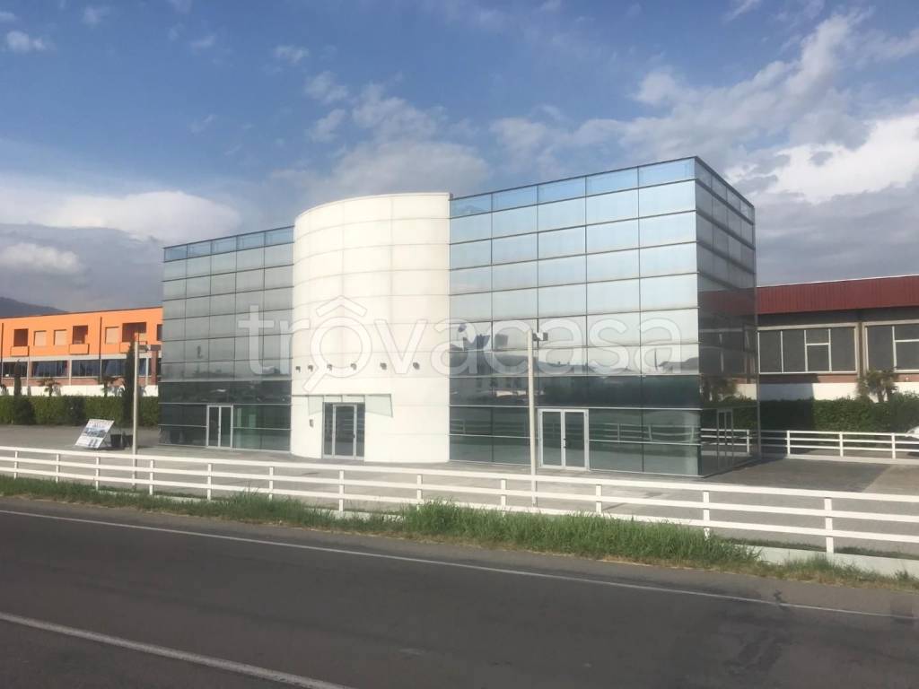 negozio in vendita a Capannori in zona Lammari