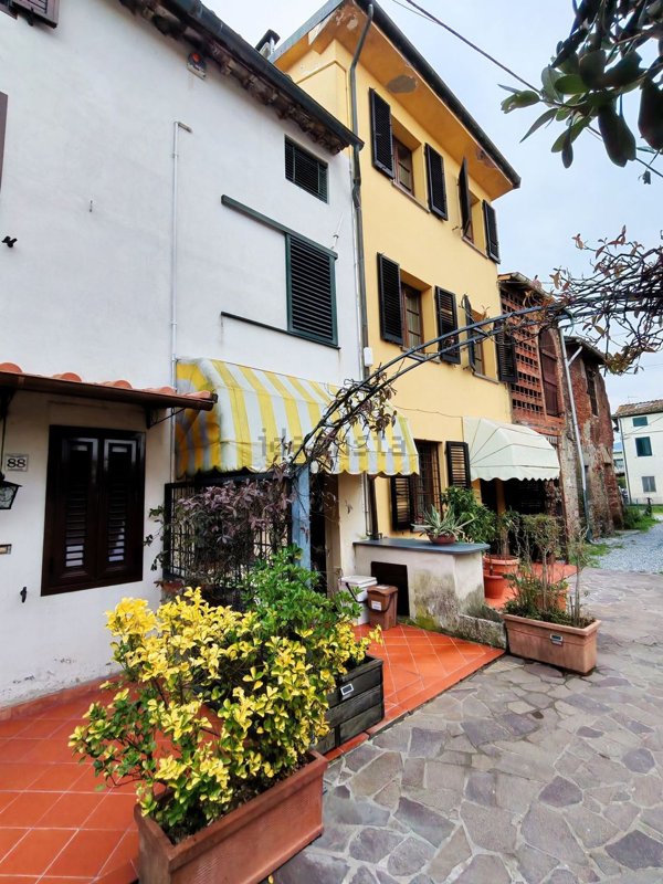 casa indipendente in vendita a Capannori in zona Santa Margherita