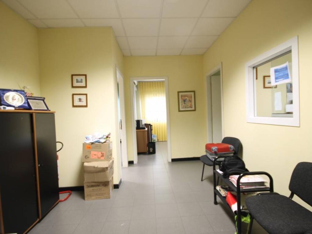 ufficio in vendita a Capannori in zona Lammari