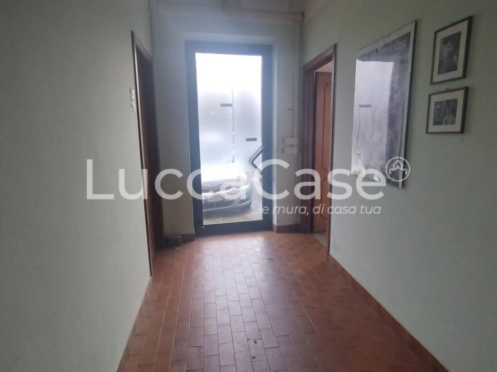 ufficio in vendita a Capannori in zona Marlia