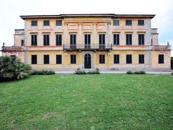 villa in vendita a Capannori in zona Marlia