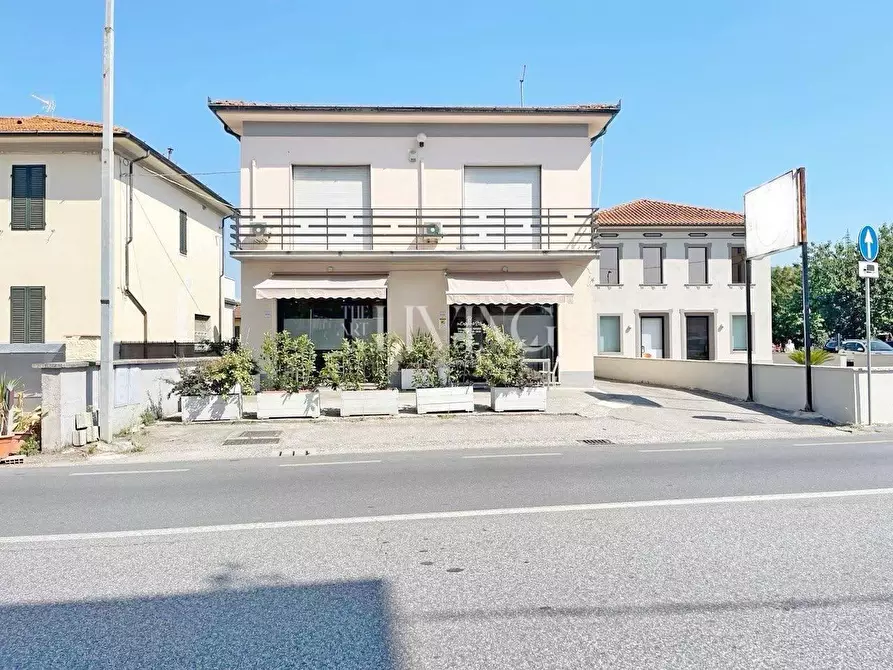 negozio in vendita a Capannori in zona Lunata