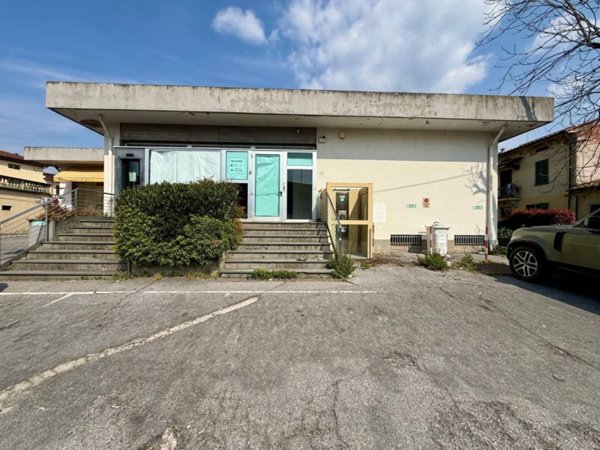 ufficio in vendita a Capannori in zona Marlia