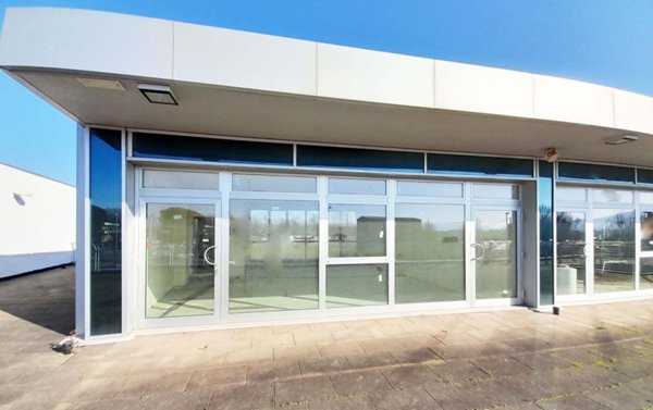 ufficio in vendita a Capannori in zona Lammari