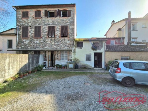 intera palazzina in vendita a Capannori in zona Lammari