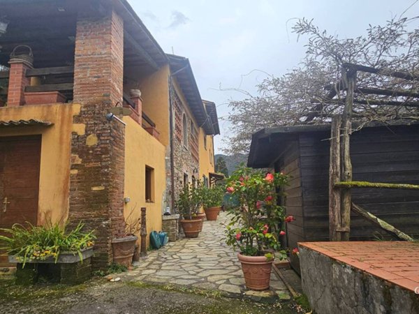 casa indipendente in vendita a Capannori in zona Vorno