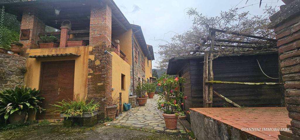 casa indipendente in vendita a Capannori in zona Vorno