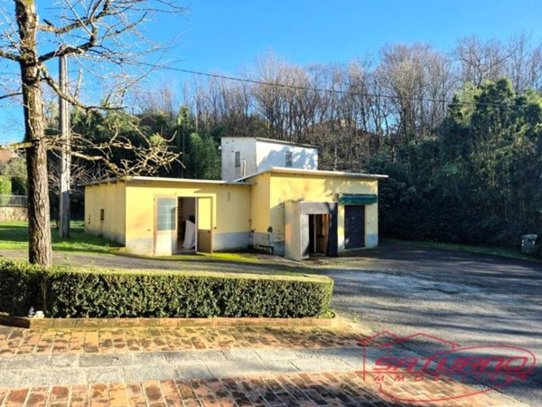 negozio in vendita a Capannori in zona Marlia