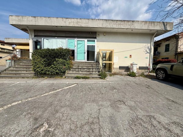 ufficio in vendita a Capannori in zona Marlia