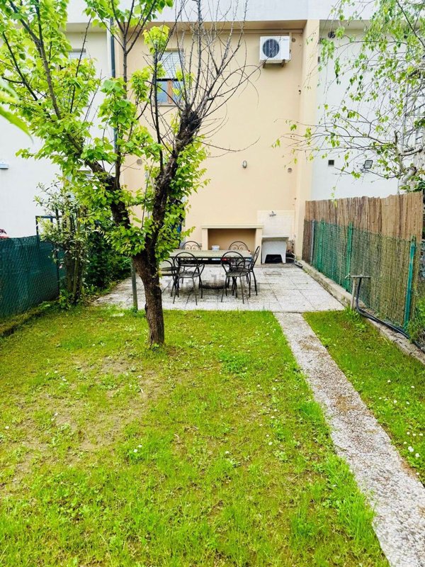 casa indipendente in vendita a Capannori in zona Lunata