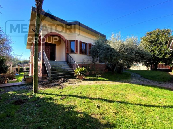 casa indipendente in vendita a Capannori in zona Marlia