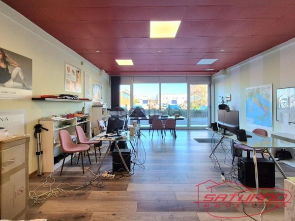 ufficio in vendita a Capannori in zona Guamo