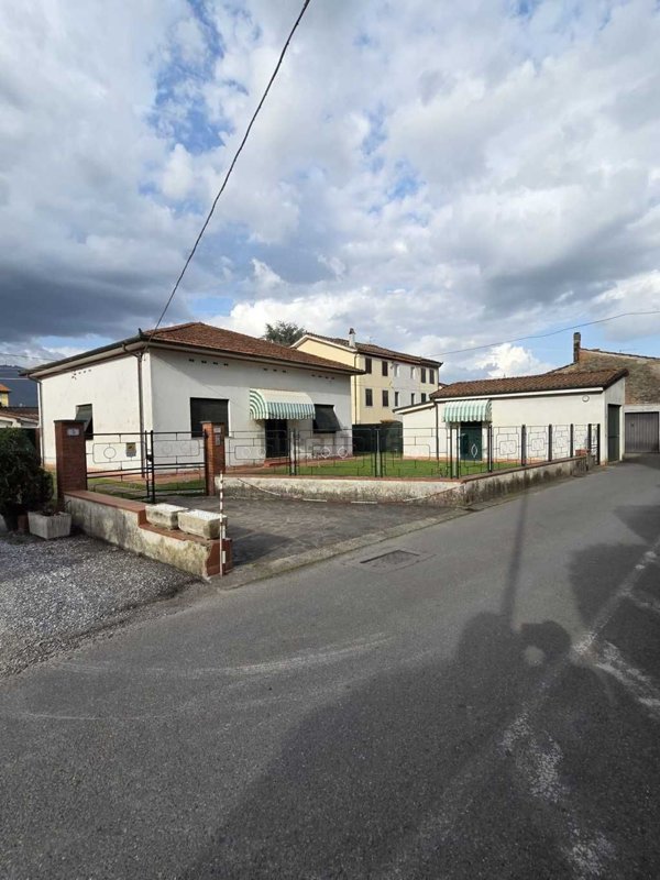 casa indipendente in vendita a Capannori in zona Lammari