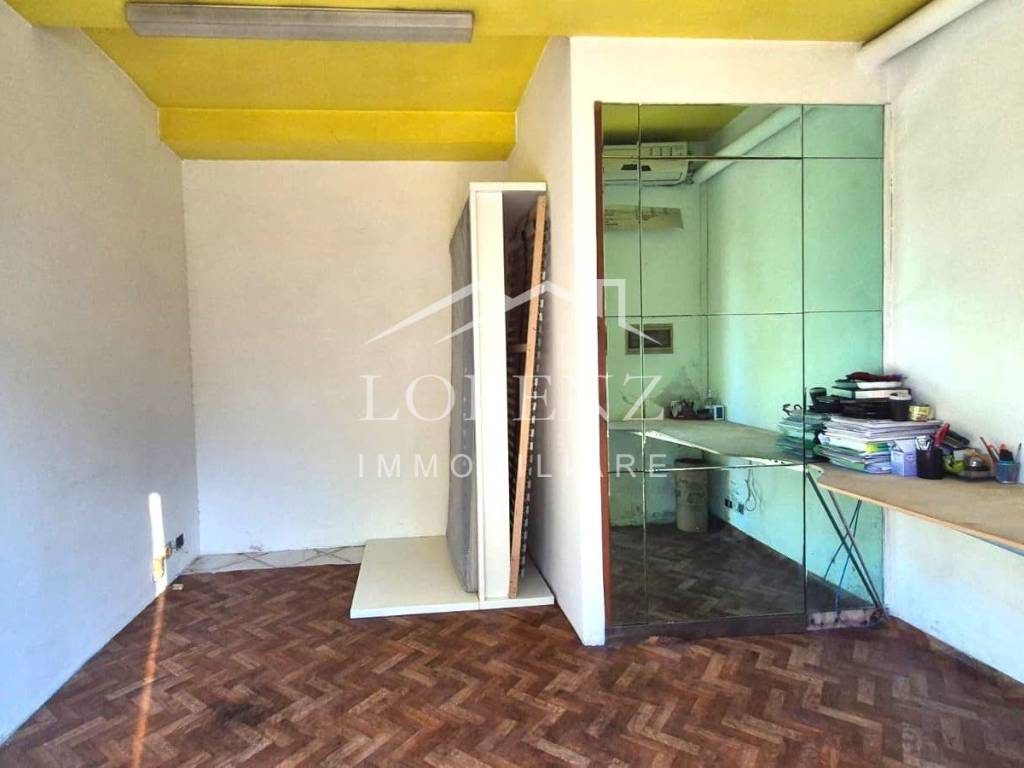 negozio in vendita a Capannori in zona Lunata