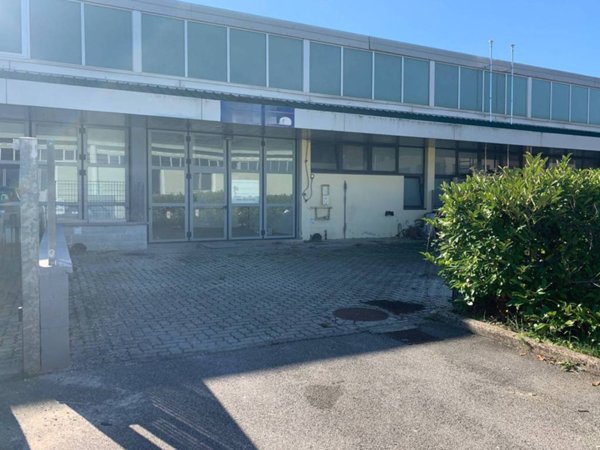 locale commerciale in vendita a Capannori in zona Guamo