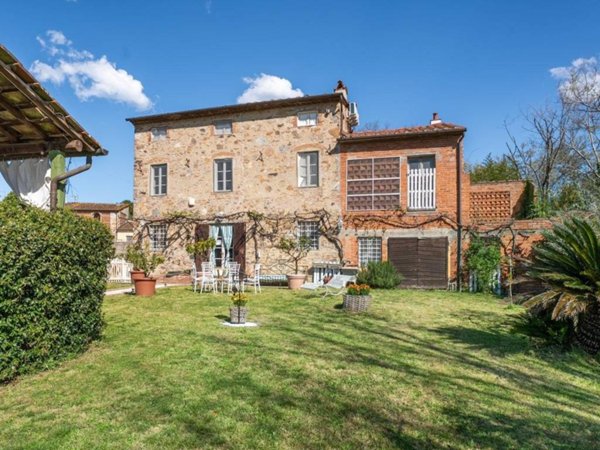 casa indipendente in vendita a Capannori in zona Castelvecchio di Compito