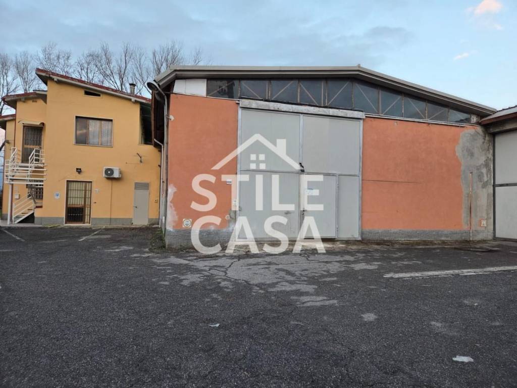 ufficio in vendita a Capannori in zona Lunata