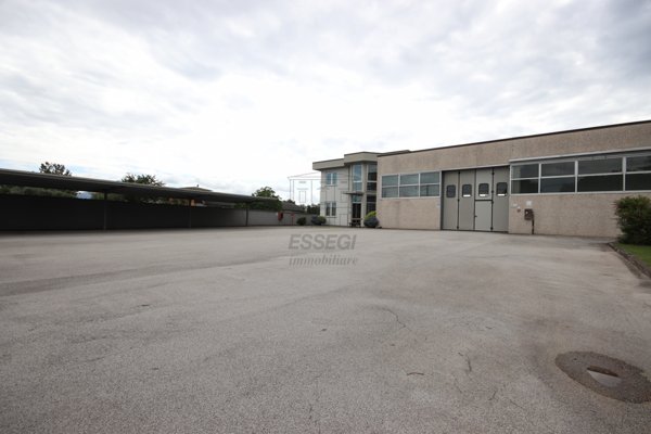locale di sgombero in vendita a Capannori in zona Lunata