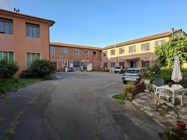 locale commerciale in vendita a Capannori in zona Segromigno in Monte