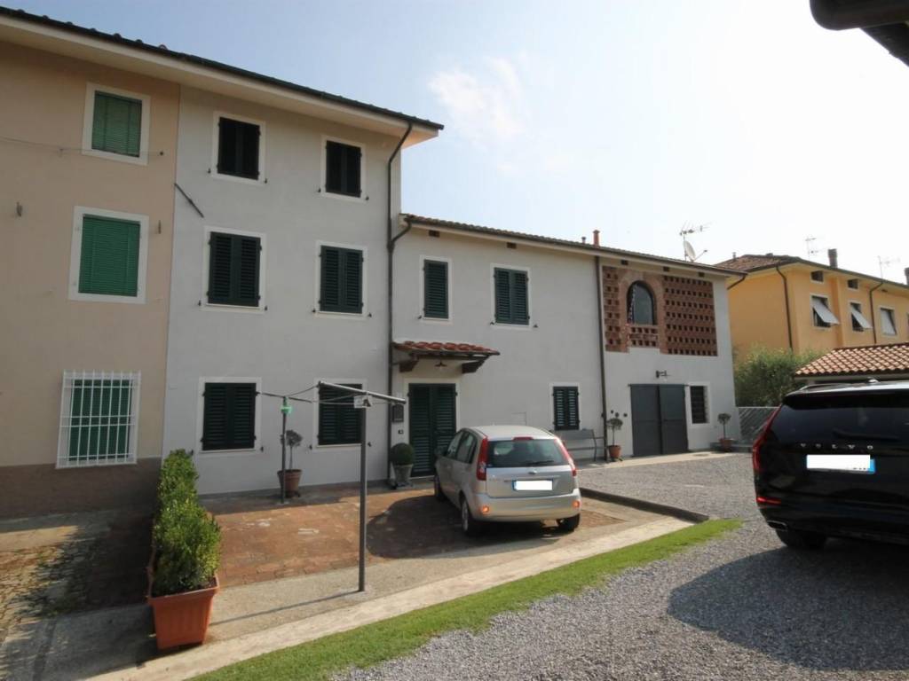 intera palazzina in vendita a Capannori in zona Marlia