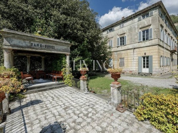 villa in vendita a Capannori in zona Marlia