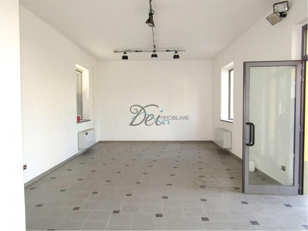 ufficio in vendita a Capannori in zona Lammari