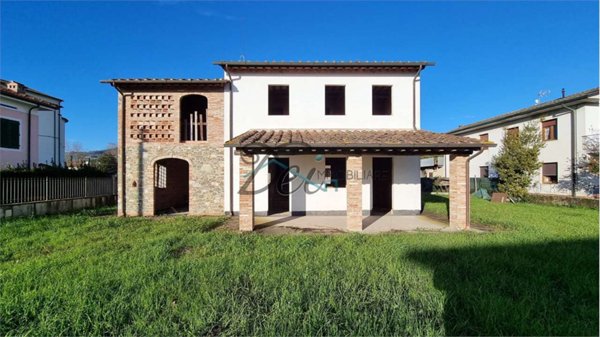 casa indipendente in vendita a Capannori in zona Lunata