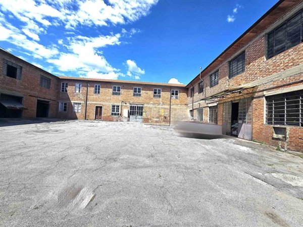 negozio in vendita a Capannori in zona Segromigno in Monte