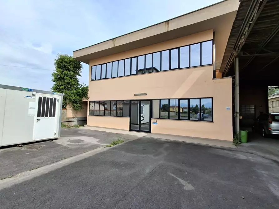 locale di sgombero in vendita a Capannori in zona Lammari