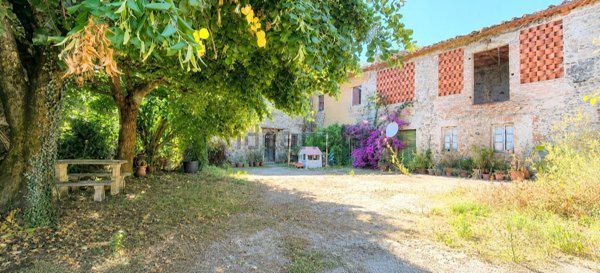 casa indipendente in vendita a Capannori in zona Marlia