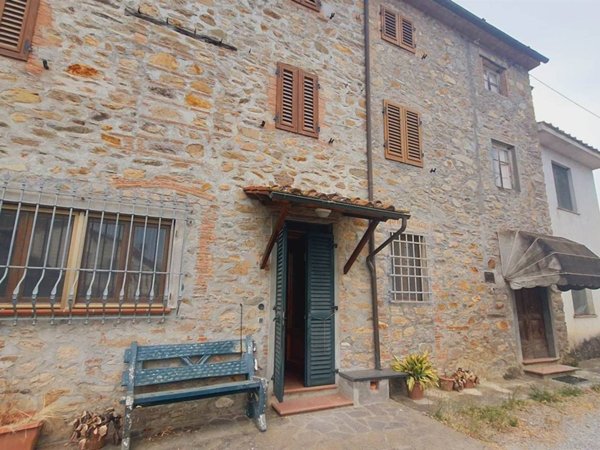 casa indipendente in vendita a Capannori in zona Castelvecchio di Compito