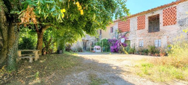 casa indipendente in vendita a Capannori in zona Marlia
