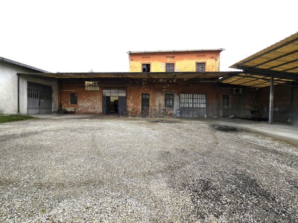 locale di sgombero in vendita a Capannori