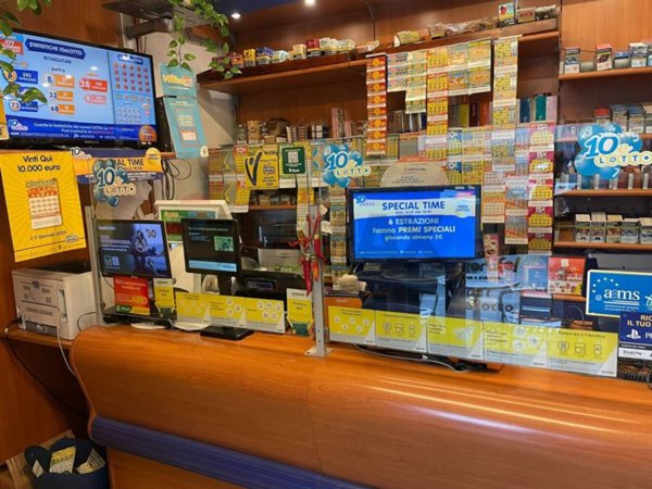 negozio in vendita a Capannori in zona Segromigno in Monte
