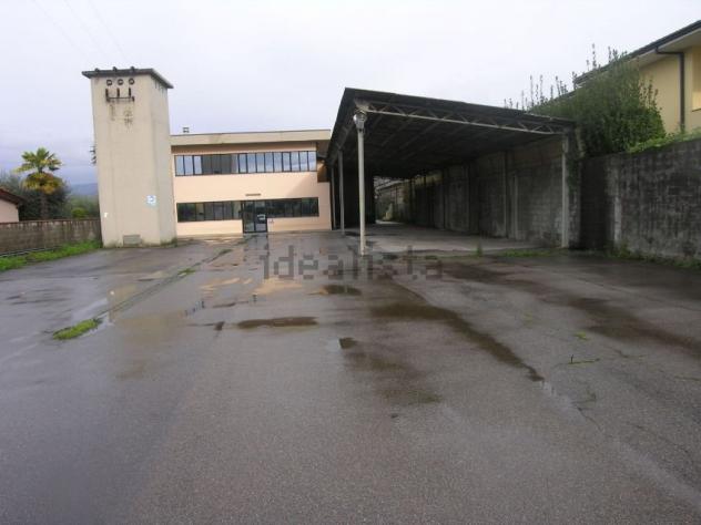 locale di sgombero in vendita a Capannori in zona Lammari