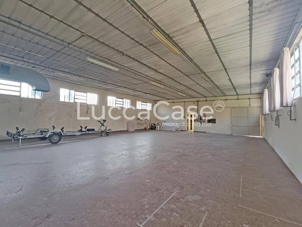 locale commerciale in vendita a Capannori in zona Castelvecchio di Compito