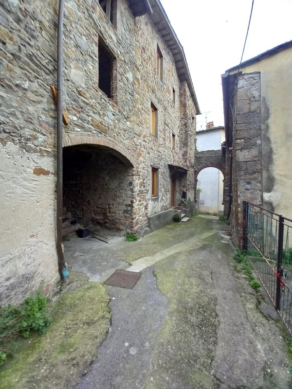 casa indipendente in vendita a Capannori in zona Castelvecchio di Compito