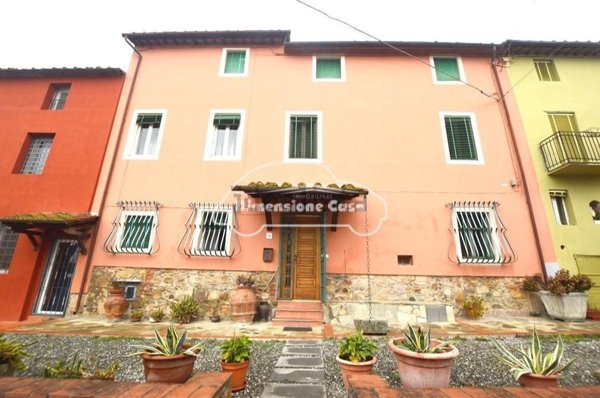intera palazzina in vendita a Capannori in zona Castelvecchio di Compito