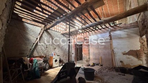 casa indipendente in vendita a Capannori in zona Lunata