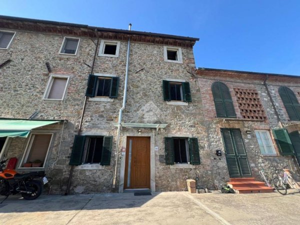 casa indipendente in vendita a Capannori in zona Marlia