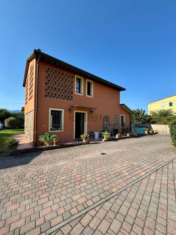 casa indipendente in vendita a Capannori in zona Lunata