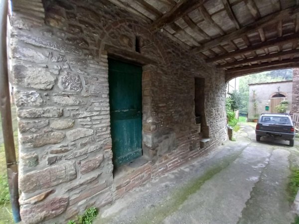 intera palazzina in vendita a Capannori in zona Castelvecchio di Compito
